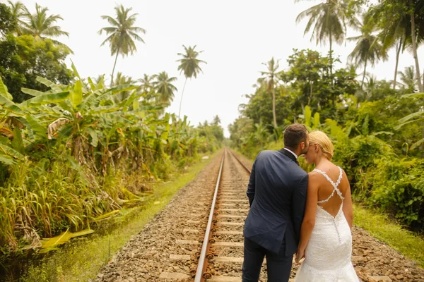 鉄道の上を歩いて新郎新婦 — ストック写真