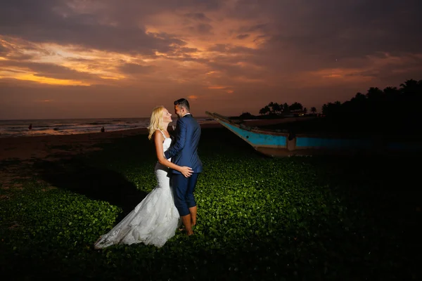 Sposo e sposa in posa al tramonto — Foto Stock