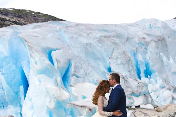 Novia y novio posando cerca del glaciar —  Fotos de Stock