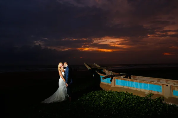 Novia y novio posando al atardecer — Foto de Stock