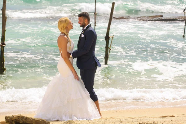 Sposo e sposa in posa sulla spiaggia — Foto Stock