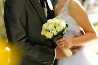 damat ve gelin parkta poz