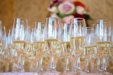 plaka üzerinde çeşitli macaroons