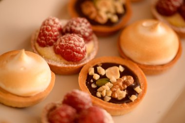 plaka üzerinde çeşitli macaroons