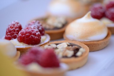 plaka üzerinde çeşitli macaroons