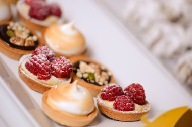 plaka üzerinde çeşitli macaroons