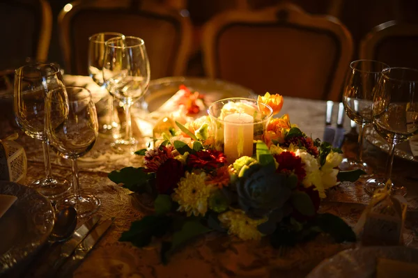 Крупный план свадебных цветов и свечей — стоковое фото