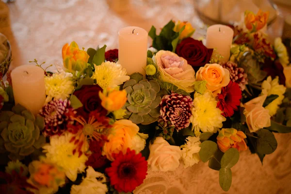 Primer plano de una decoración de flores — Foto de Stock