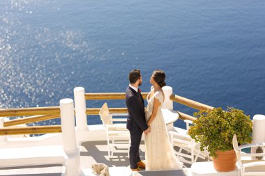 Gelin ve damat deniz izlerken