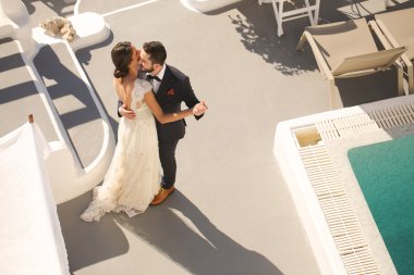 Gelin ve damat öpüşüyor.