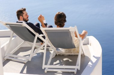 Gelin ve damat rahatlatıcı ve Deniz Manzaralı zevk