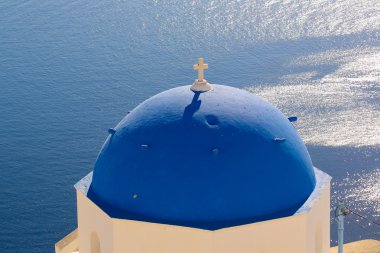 Santorini'de mavi kule ile kilise