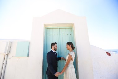 Gelin ve damat el ele tutuşuyorlar.