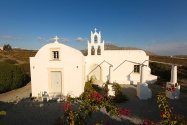 tepeye beyaz küçük kilise