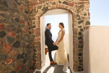 Gelin ve damat el ele tutuşuyorlar.