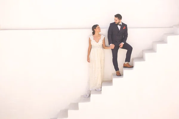 신부 및 신랑 흰색 계단에 포즈 — 스톡 사진