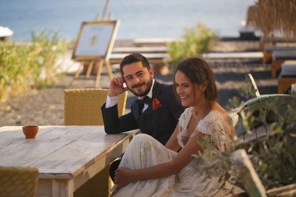 Noiva e noivo relaxante em um barco de madeira — Fotografia de Stock