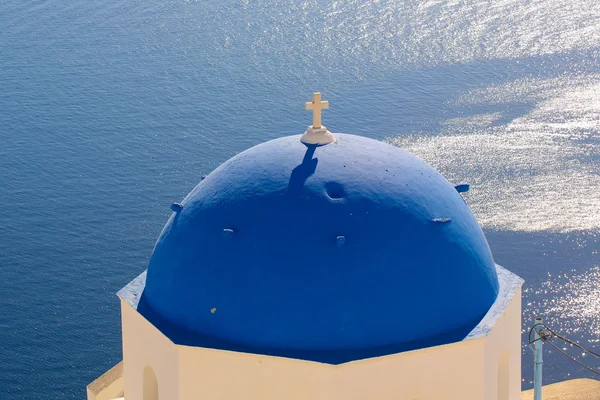 Église avec tour bleue à Santorin — Photo