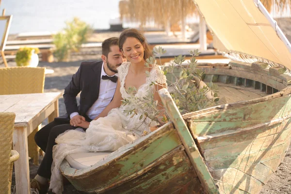 Novia y novio relajarse en un barco de madera —  Fotos de Stock