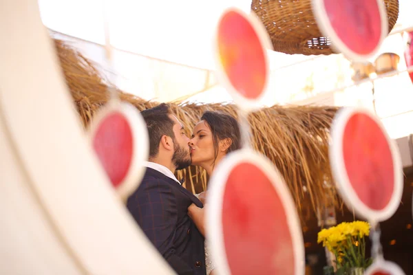 Bride and groom kissing — Stock Photo, Image