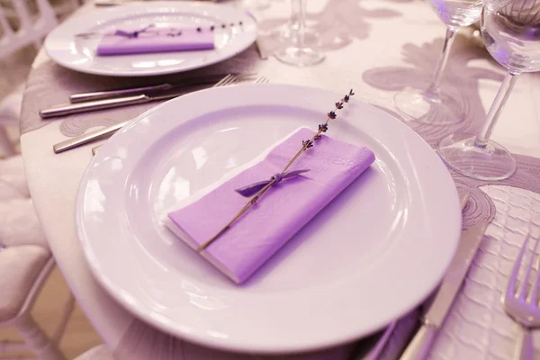 Assiette décorée sur la table dans un restaurant — Photo