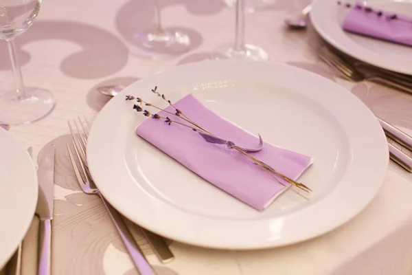 Assiette décorée sur la table dans un restaurant — Photo