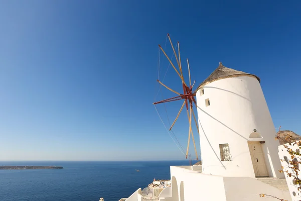 Moulin à vent blanc près de la mer — Photo