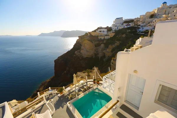 Piscine sur une terrasse avec vue mer — Photo