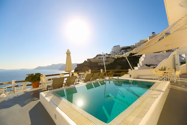 Piscine sur une terrasse avec vue mer — Photo