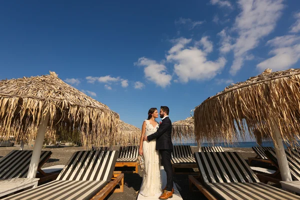 新郎和新娘接吻在海滩上 — Stockfoto