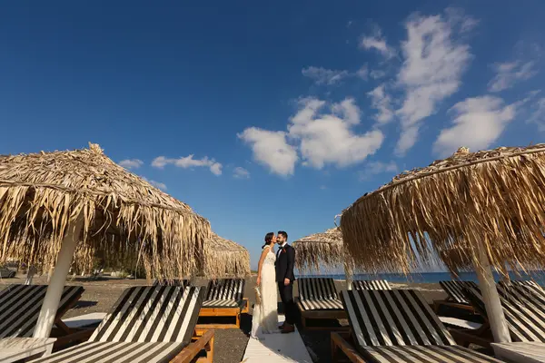 해변에서 키스 하는 신랑과 신부 — 스톡 사진
