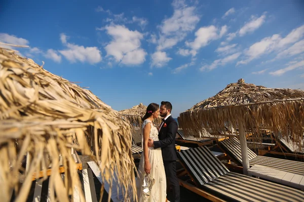 Noiva e noivo beijando na praia — Fotografia de Stock