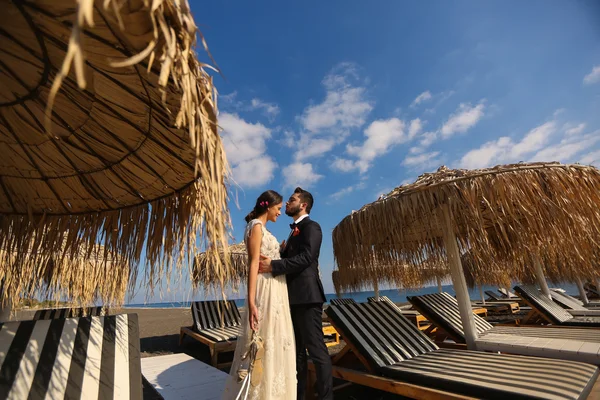 Bruid en bruidegom kussen op het strand — Stockfoto