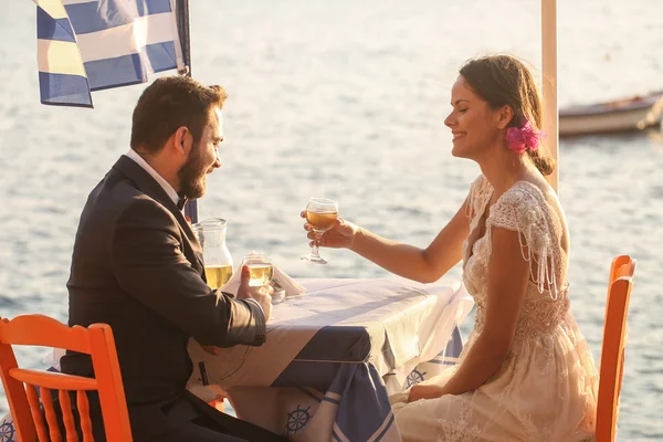 Novia y novio bebiendo vino cerca del mar —  Fotos de Stock