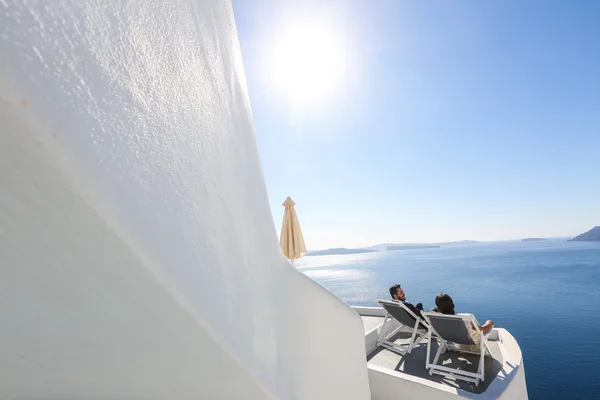 Mariée et marié se détendre et profiter de la vue sur la mer — Photo