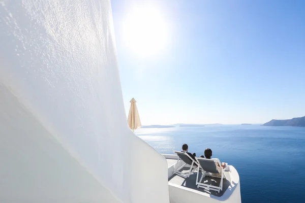 Mariée et marié se détendre et profiter de la vue sur la mer — Photo