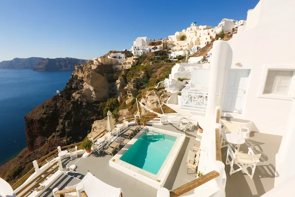 Piscine sur une terrasse avec vue mer — Photo