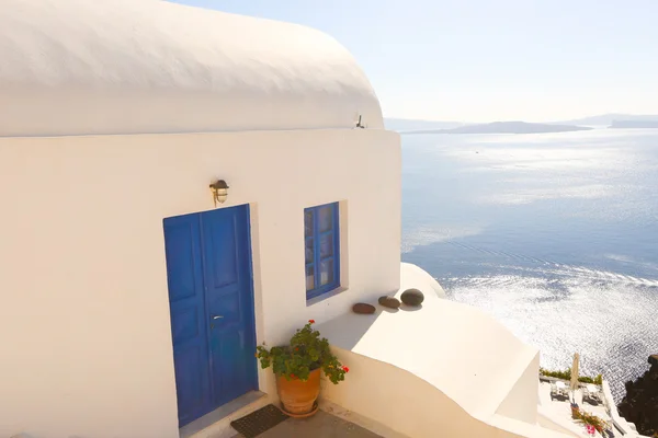 Bílý dům s výhledem na moře — Stock fotografie