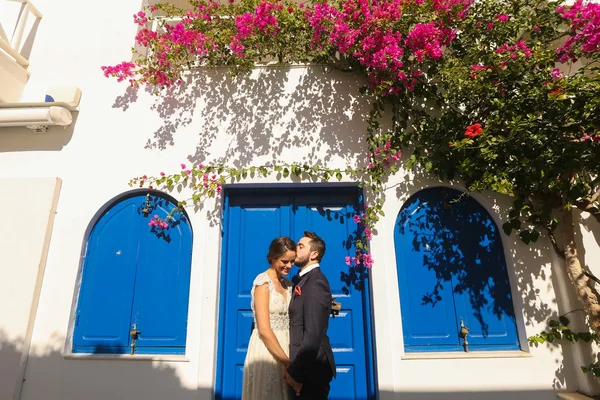 Bräutigam küsst seine Braut — Stockfoto
