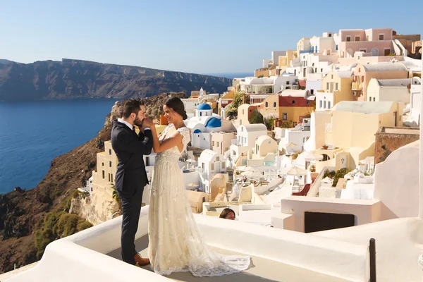 Gelin ve damat Santorini'de poz