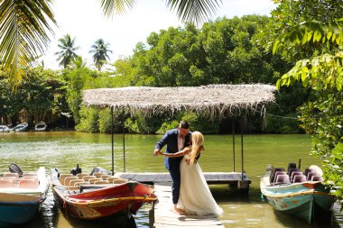 Gelin ve damat bir tropik adada poz