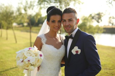 Gelin buket düğün gününde poz çiftle