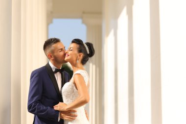 Güzel gelin çift sütun kucaklayan