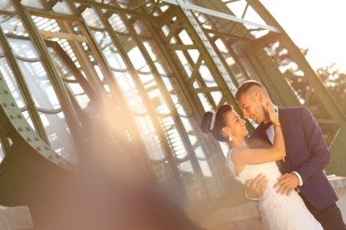 Şehirde kucaklayan güzel gelin Çift