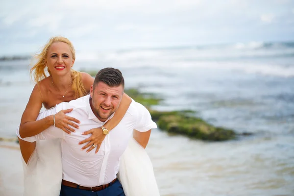 Mariée et marié avoir du plaisir sur la plage — Photo