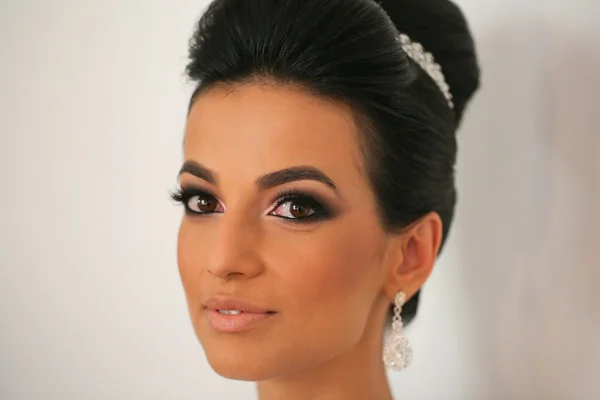 Vacker brud får professionell makeup på bröllopsdagen — Stockfoto