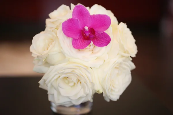 Hermoso ramo de rosas en jarrón — Foto de Stock