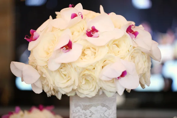 Hermoso ramo de rosas en jarrón — Foto de Stock