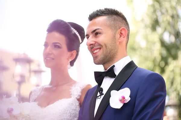 Düğün günü gülümseyen üzerinde güzel gelin Çift — Stok fotoğraf