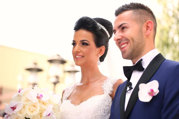 Hermosa pareja nupcial en el día de la boda sonriendo —  Fotos de Stock